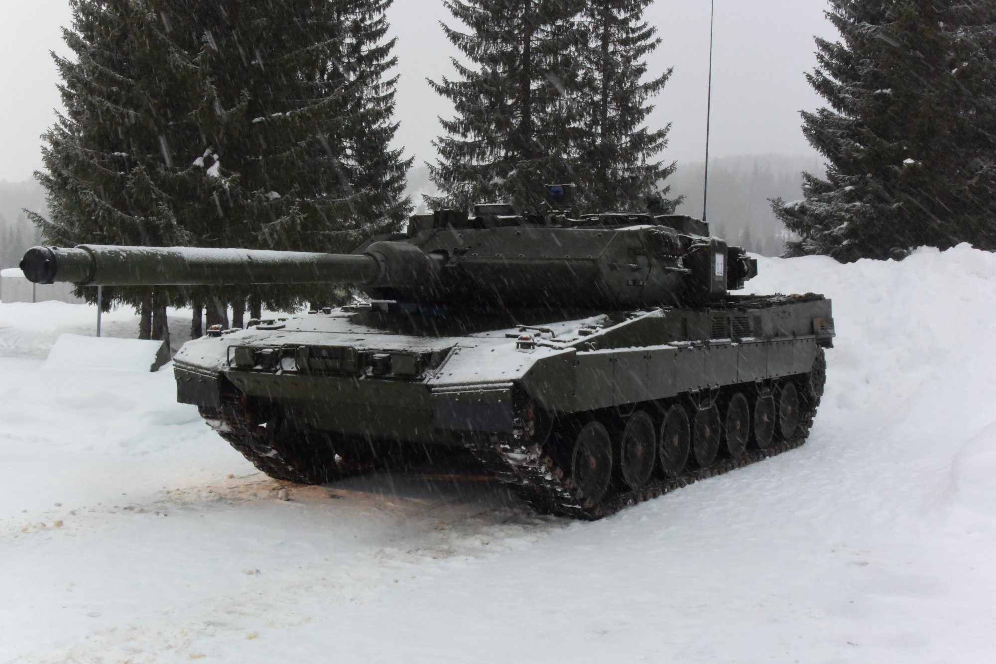 Click image for larger version  Name:	Leopard%2B2A7%2Bp%25C3%25A5%2BGisk%25C3%25A5s%252C%2BFoto%2BKristoffer%2BEliassen%252C%2BForsvarsmateriell.JPG?chk=622234.jpg Views:	1 Size:	456,8 KB ID:	1066717