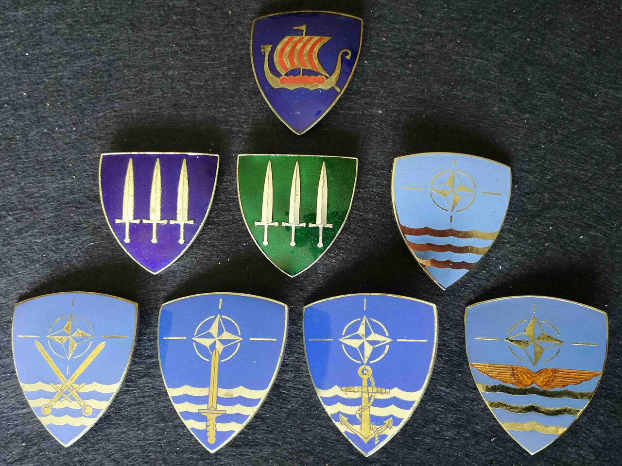 Click image for larger version

Name:	1280px-NATO_Command_AFNORTH_badges.jpg
Views:	57
Size:	384,9 KB
ID:	1152083