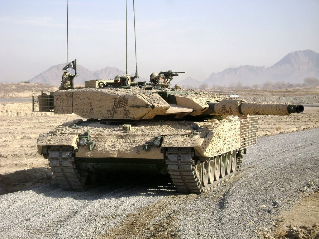 Click image for larger version  Name:	vehicle-suggestion-leopard-2a4m-can-v0-h5g65g9cau8b1.jpg Views:	0 Size:	257,9 KB ID:	1156520